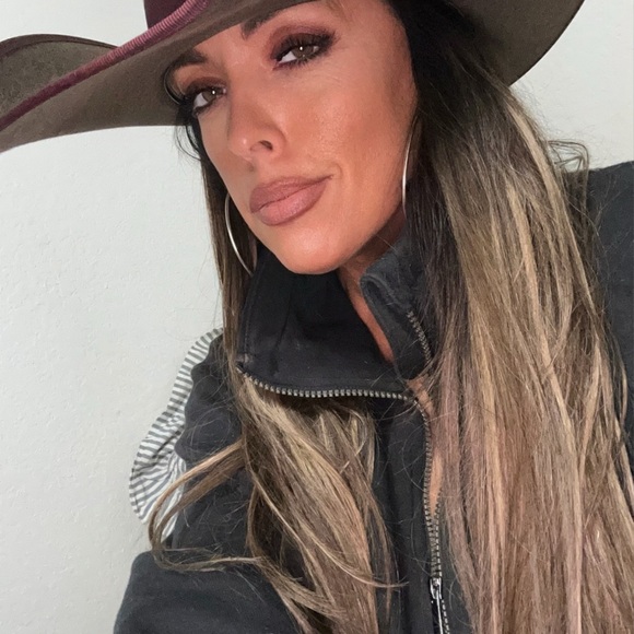 Meet your Posher, Jennifer - Picture 9 of 9